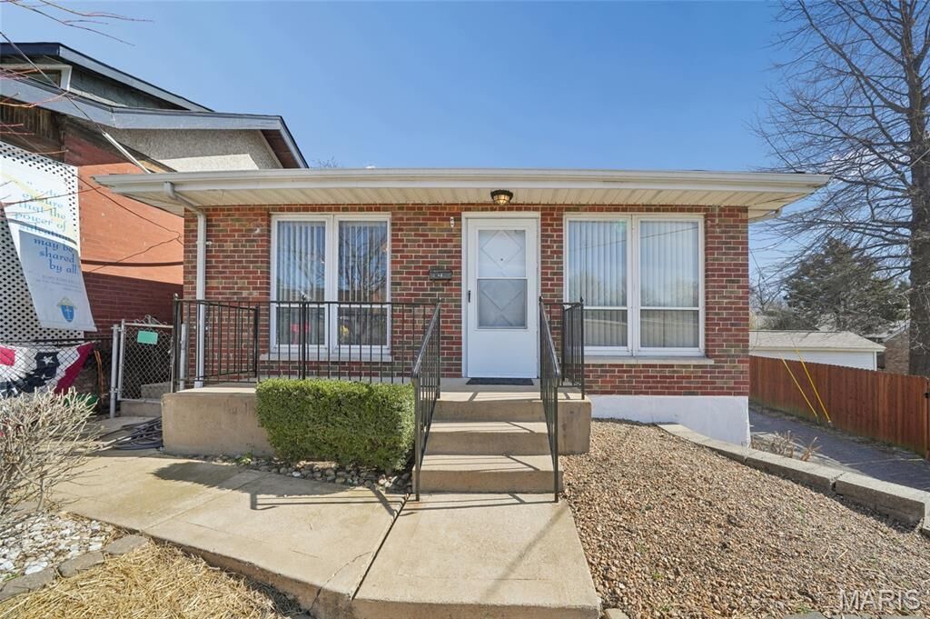 Property Photo: 1122 Grandview Place MO 63139