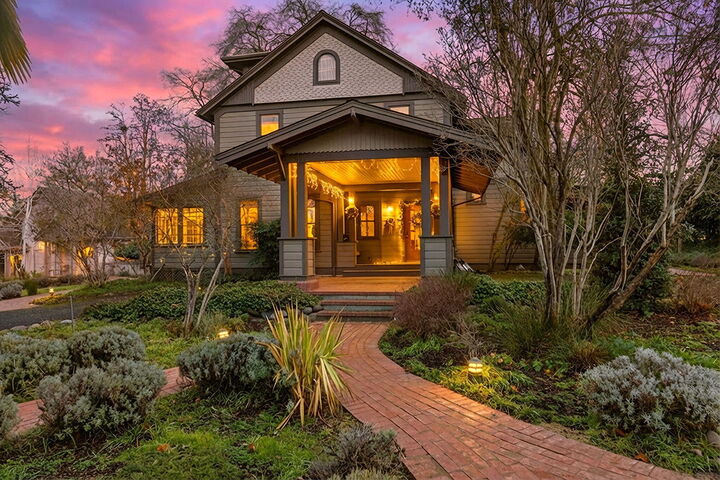 Property Photo: 668 N Main Street OR 97520