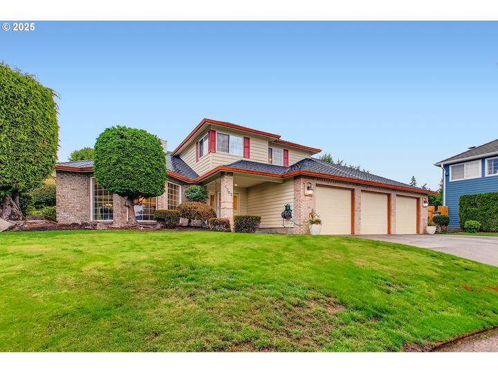 Property Photo: 1702 NW Gregory Dr WA 98665