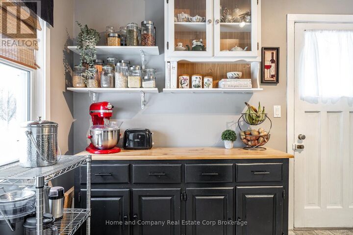 Property Photo:  12 Somerset Street  ON N5A 6K1 