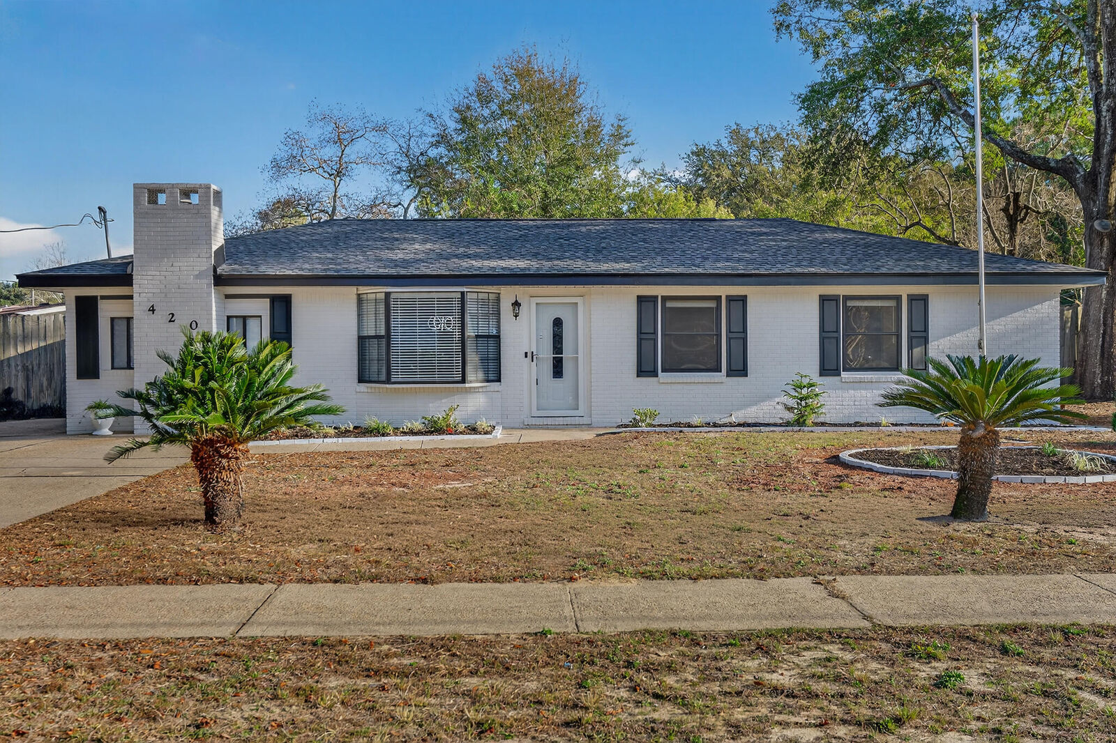 Property Photo: 420 Paradise Road FL 32578