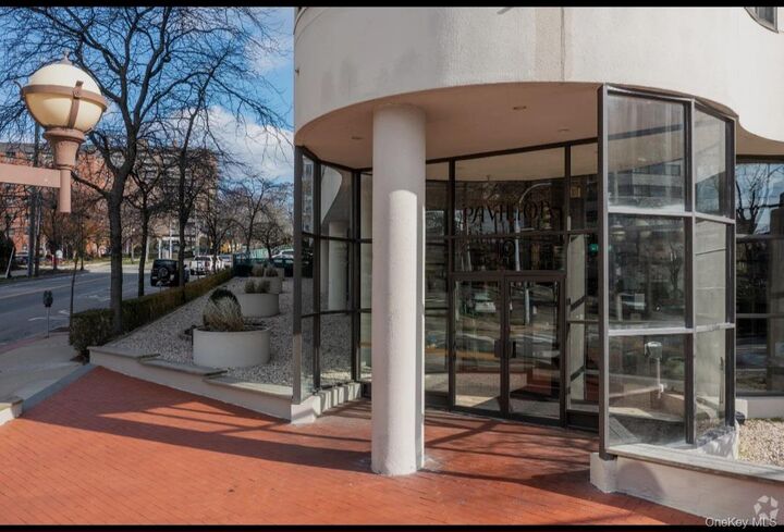 Property Photo:  10 Cottage Place 2A  NY 10601 