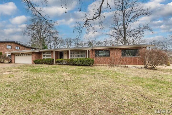 Property Photo:  525 Beaucaire Drive  MO 63122 