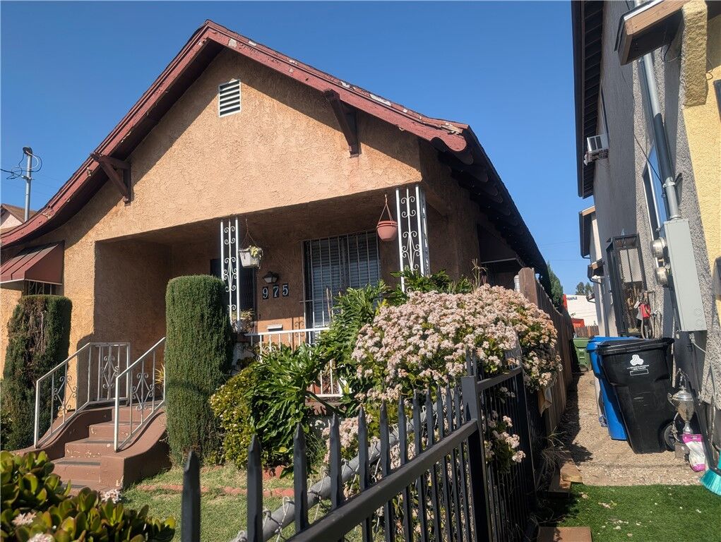 Property Photo:  975 E 43rd Street  CA 90011 