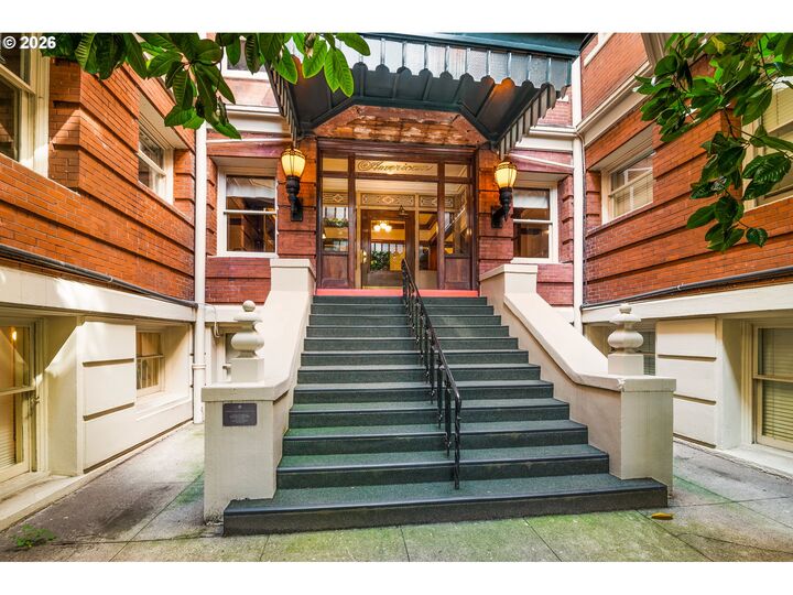 Property Photo:  2083 NW Johnson St 66  OR 97209 