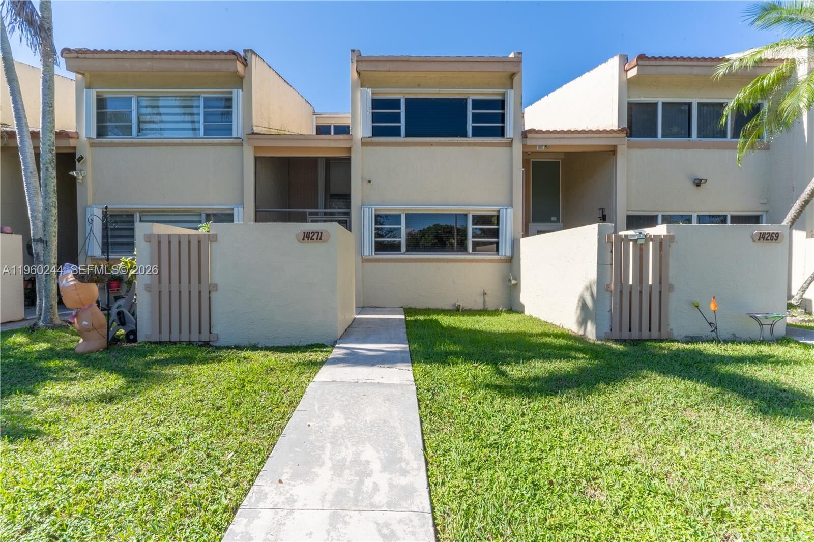 Property Photo:  14271 Kendale Lakes Cir  FL 33183 