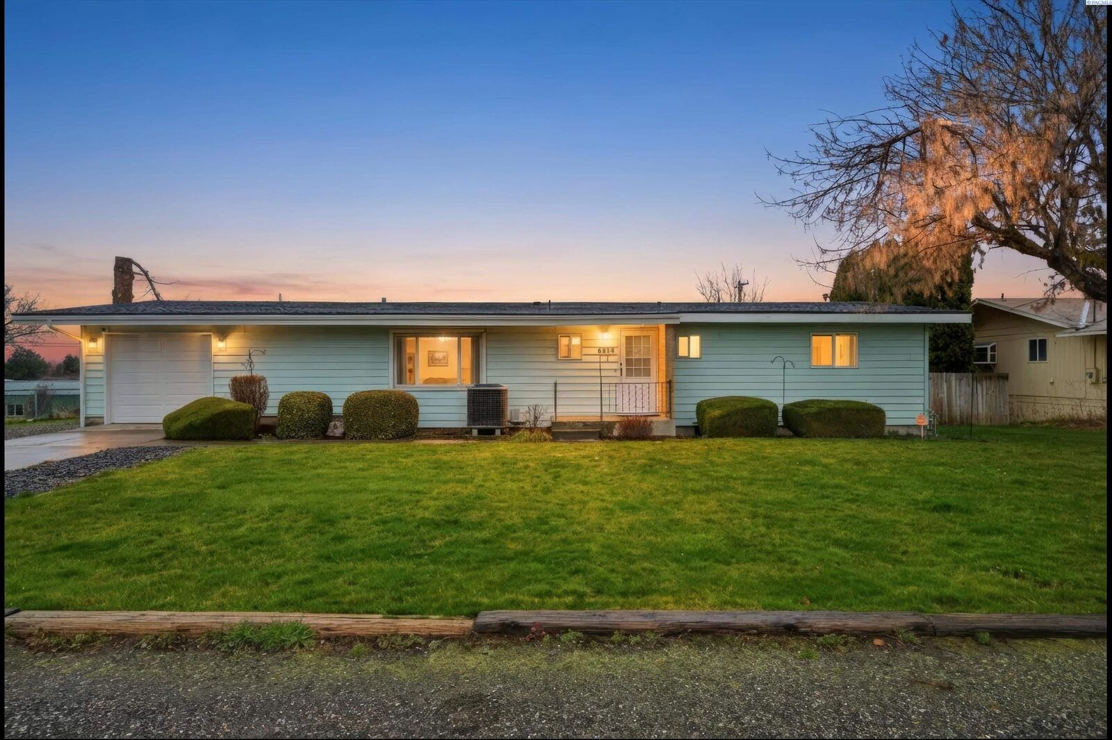 Property Photo: 6814 W Victoria Ave WA 99336