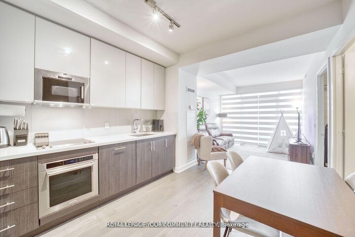Property Photo: 330 Richmond Street W 1711 ON M5V 1X2