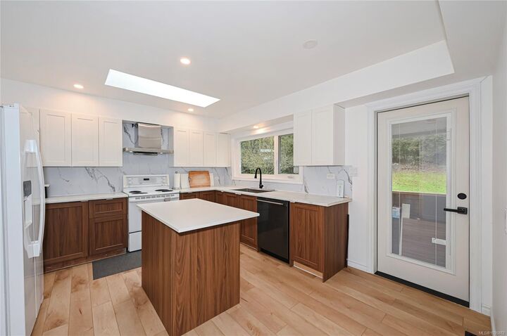 Property Photo:  1667 Extension Rd  BC V9X 1A5 