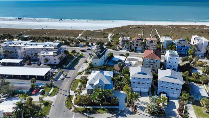 Property Photo: 662 Calle Del Otono FL 34242