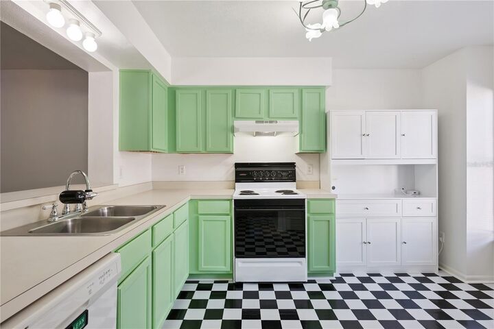 Property Photo: 565 Green Spring Circle FL 32708