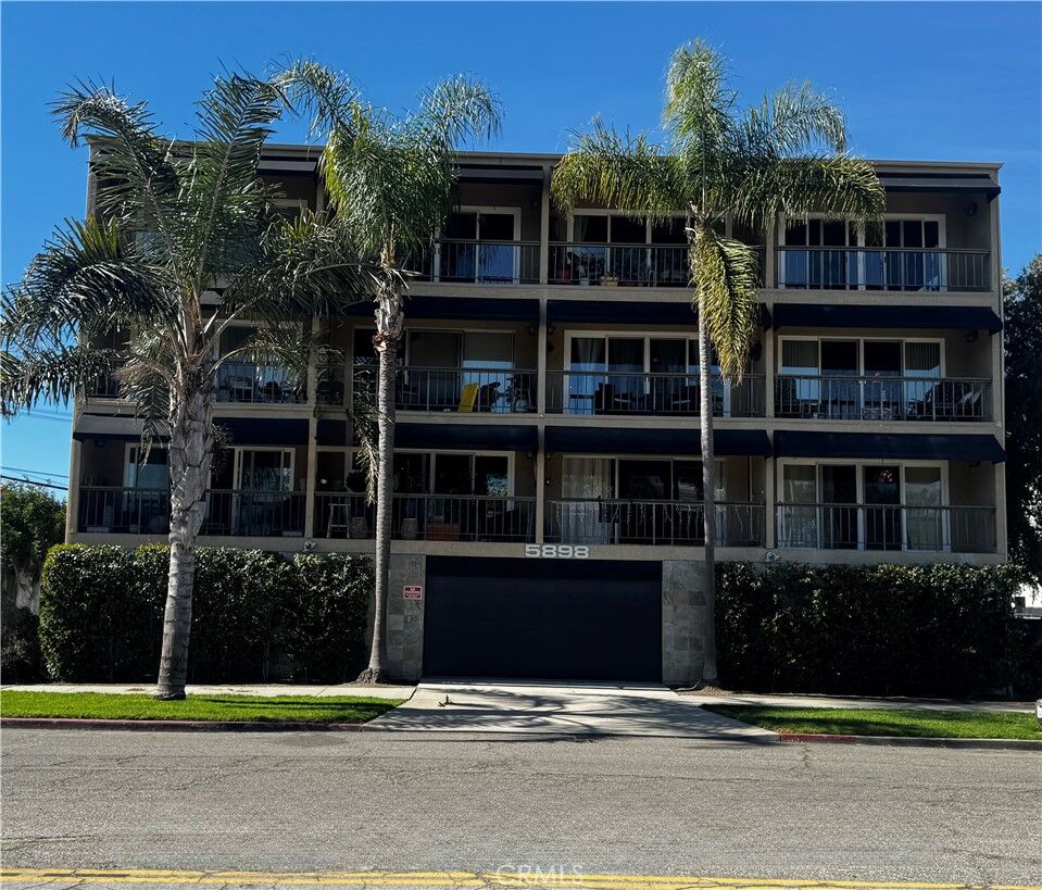 Property Photo: 5898 E Naples CA 90803