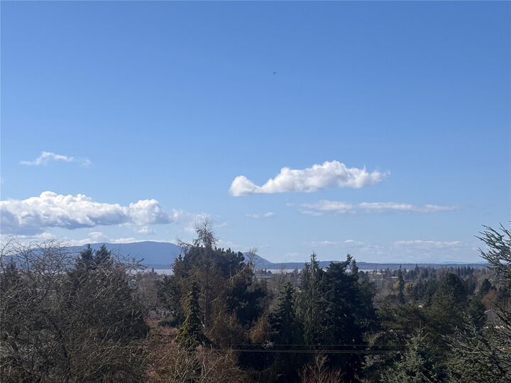 Property Photo:  2409  Huron Street  WA 98229 