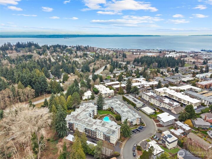 Property Photo:  550  Elm Way 308  WA 98020 