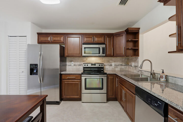 Property Photo:  4330 Lucerne Villas Lane  FL 33467 