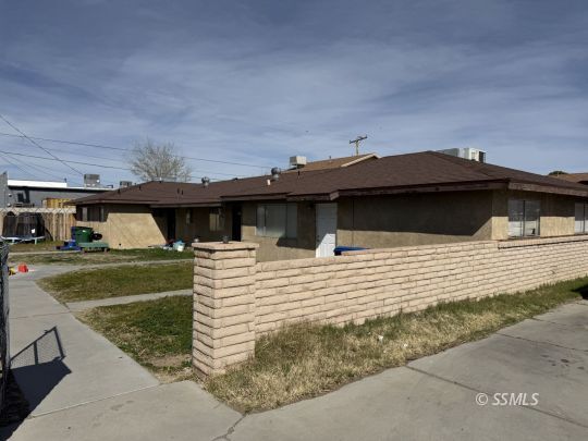 Property Photo:  120 Parkview Ave  CA 93555 