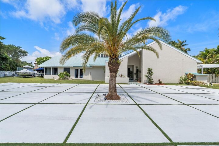 Property Photo: 17640 Old Cutler Rd FL 33157