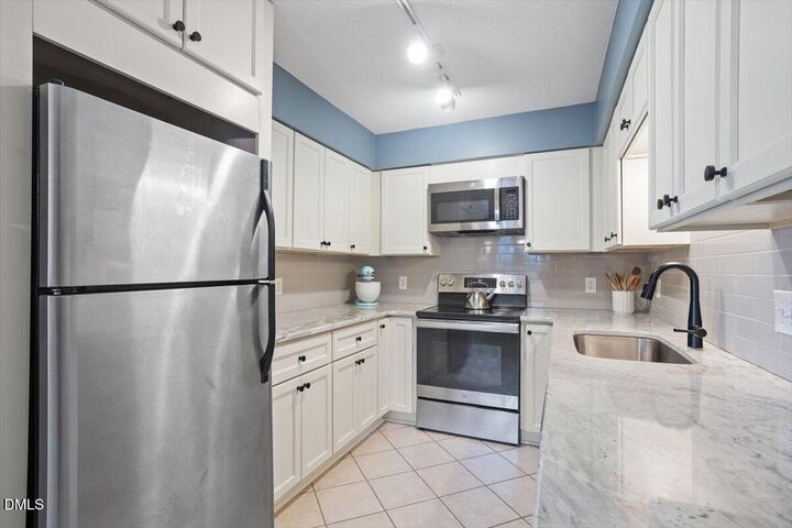 Property Photo:  1008 Oak Lake Court  NC 27606 