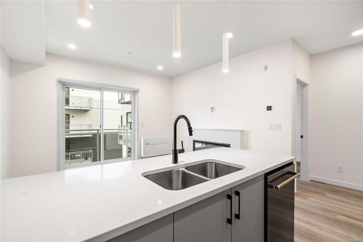 Photo de la propriété:  1102 Esquimalt Rd 312  BC V9A 0L3 