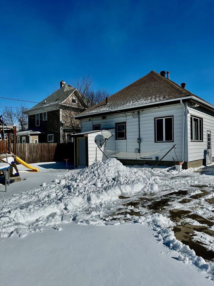 Property Photo:  916 S 1st St  SD 57401 