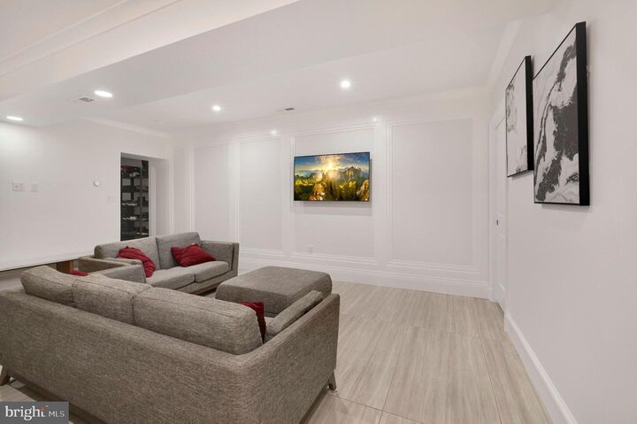 Property Photo: 729 NW Kenyon Street NW DC 20010