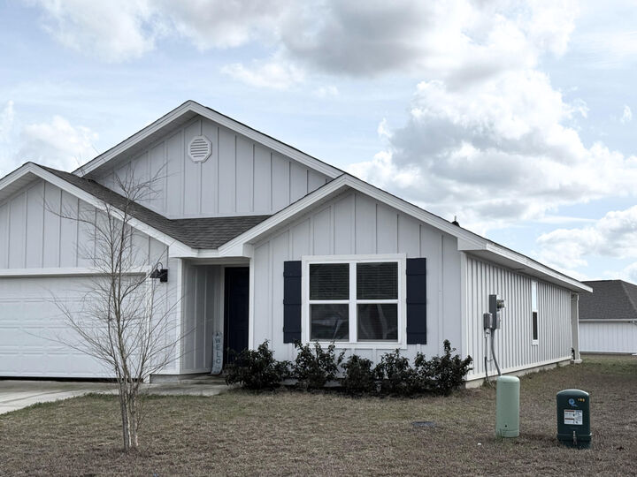 Property Photo: 809 Otto Loop FL 32539