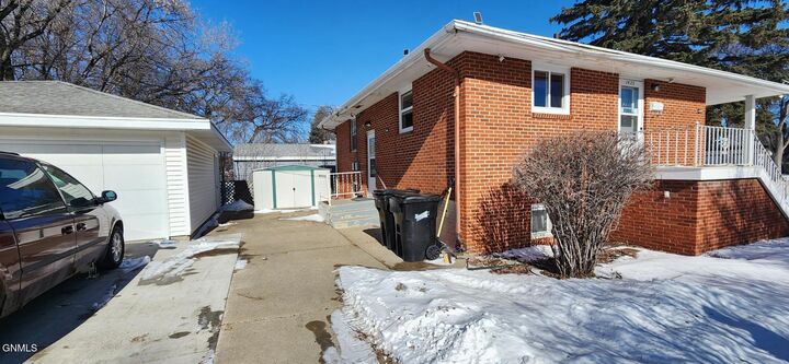 Property Photo:  1422 E Ave E  ND 58501 