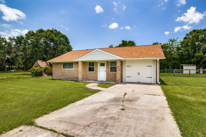 Property Photo: 908 Redberry Hill Road TX 77521