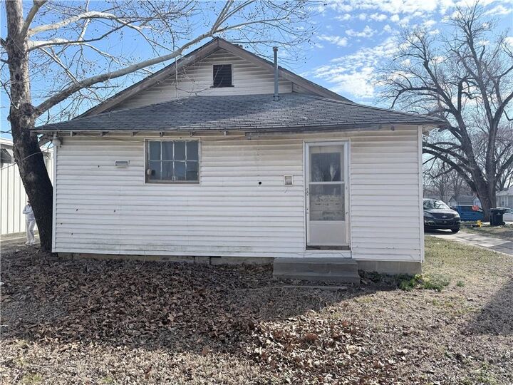 Property Photo:  112 W Oak Street  KS 67301 