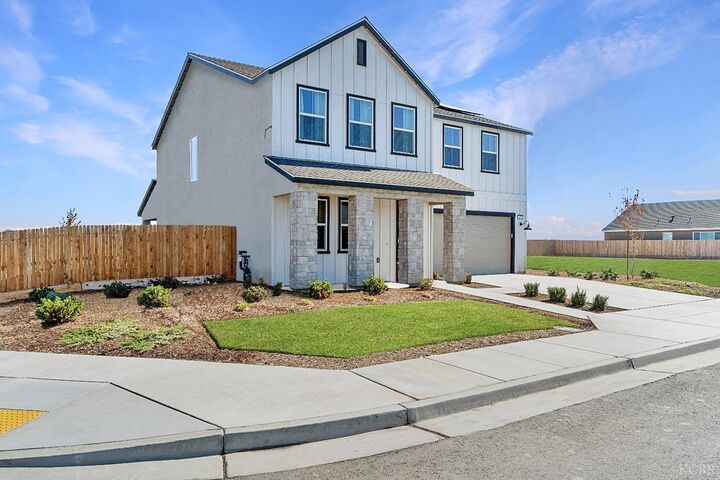 Property Photo: 408 Vanderbilt Drive CA 93245