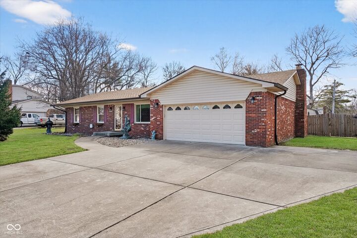 Property Photo:  680 Colonial Way  IN 46142 