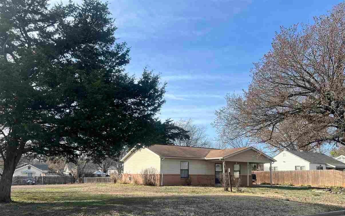 Property Photo:  802 S 11th  OK 74601 