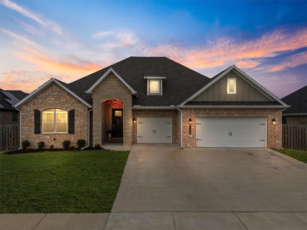 Property Photo:  916 Budrio Avenue  AR 72762 