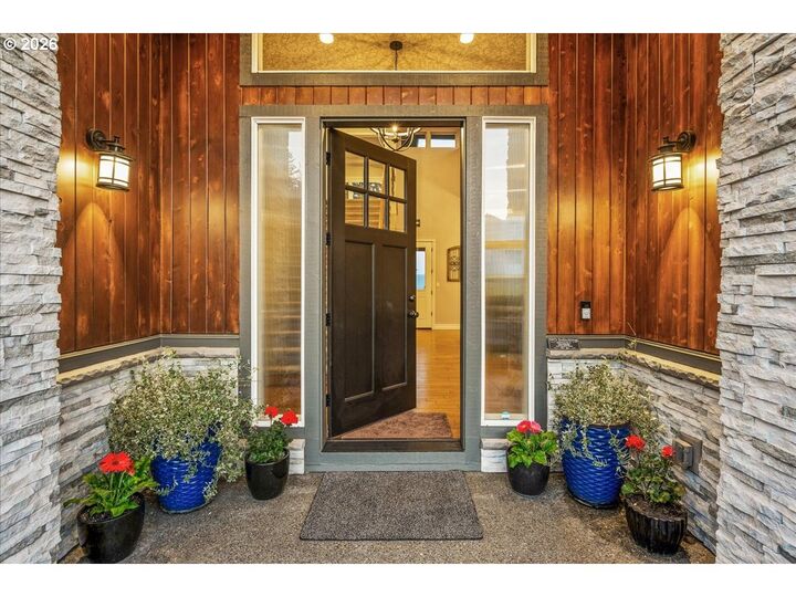 Property Photo: 1852 N Columbia Ridge Way WA 98671