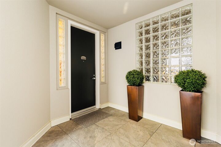 Property Photo:  520  6th Avenue 4003  WA 98033 