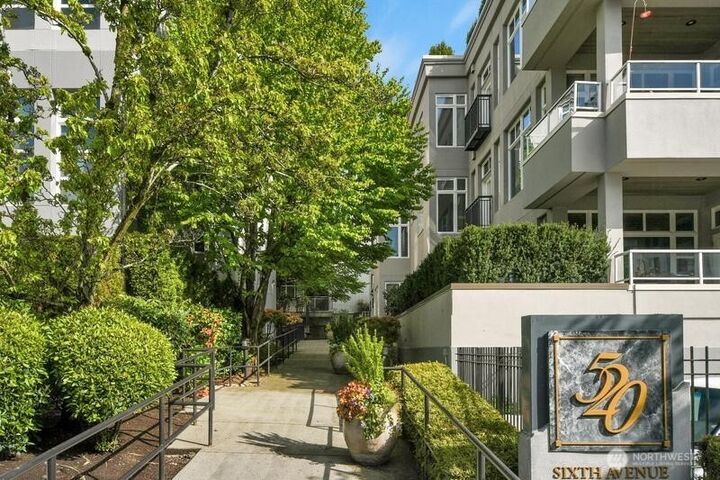 Property Photo:  520  6th Avenue 4003  WA 98033 