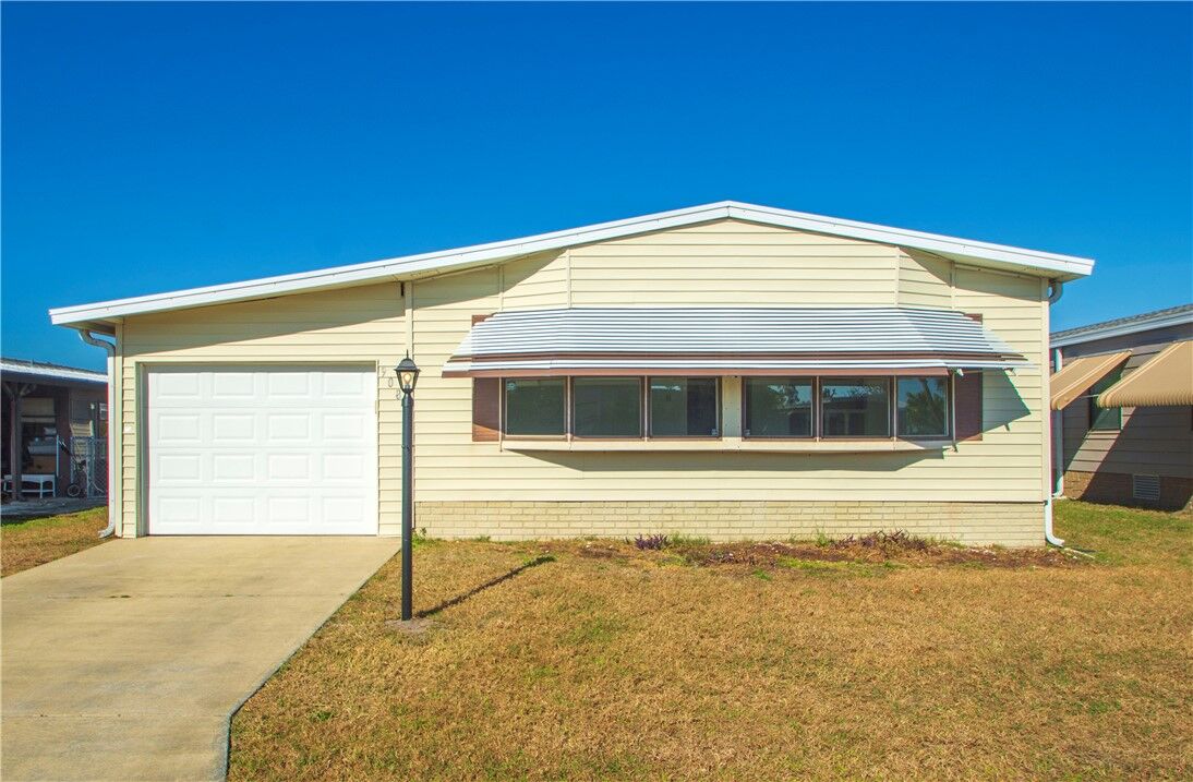 Property Photo: 908 Oleander Circle FL 32976