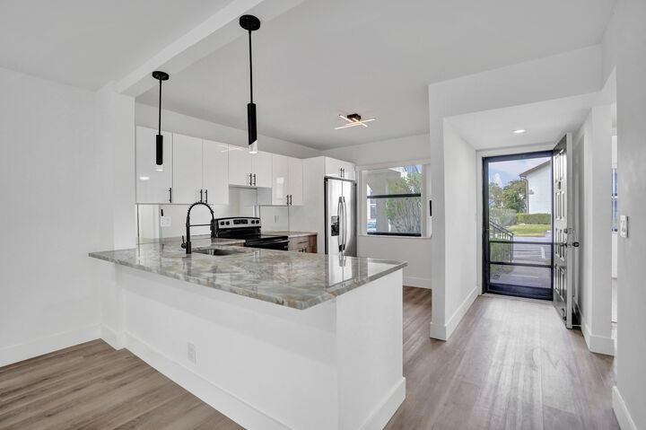 Property Photo: 7674 Tahiti Lane 101 FL 33467