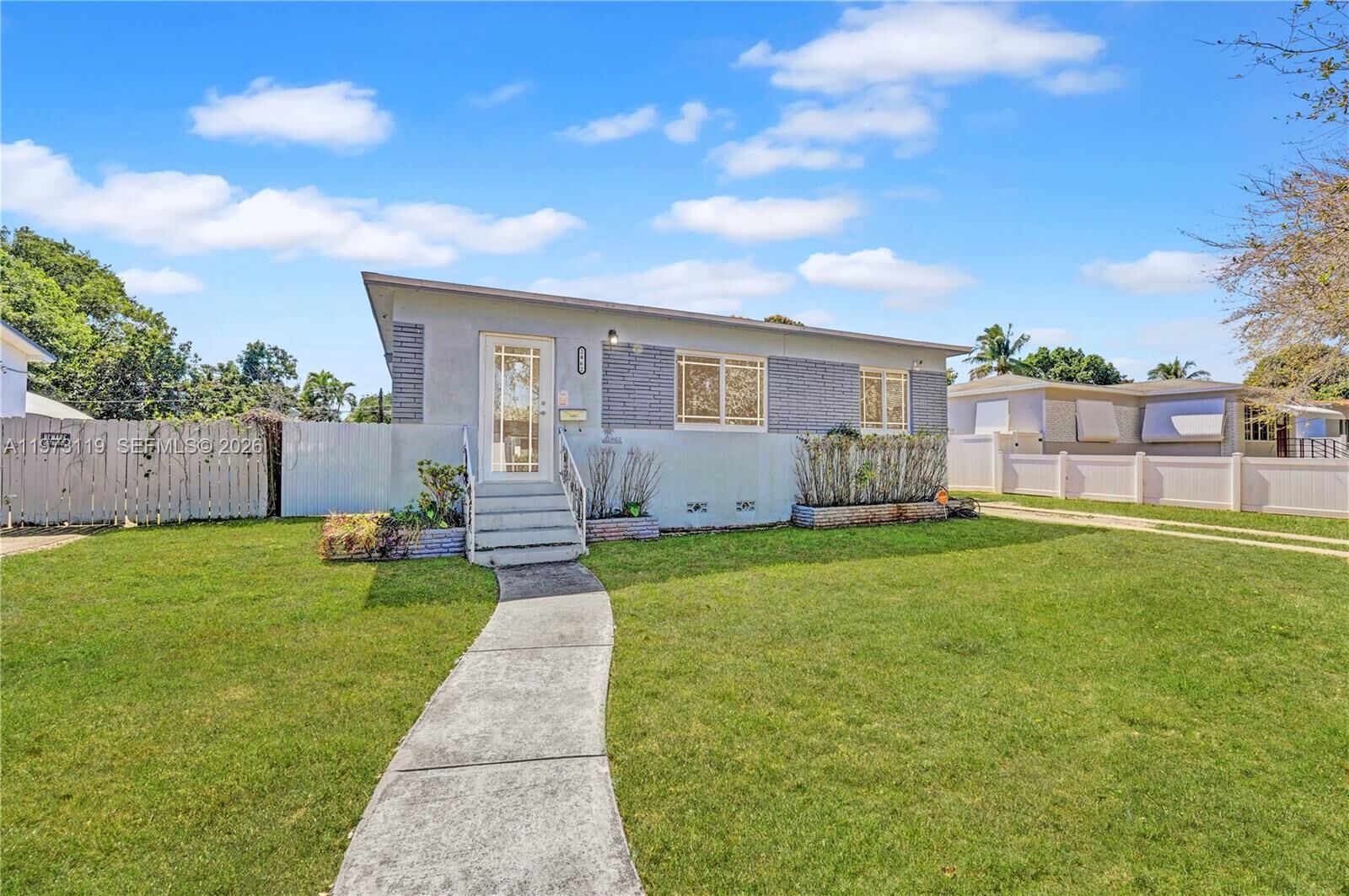 Property Photo: 2462 Washington St FL 33020