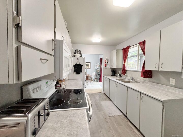 Property Photo:  530 Dogwood Dr  BC V0P 1G0 