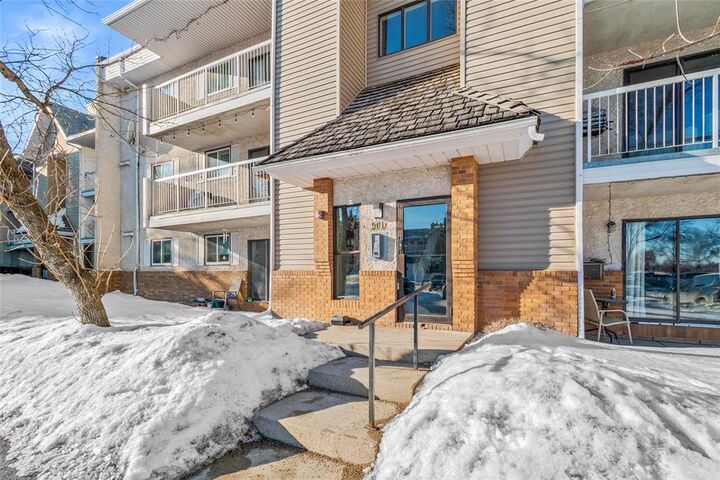 Property Photo:  90 Plaza Drive  MB R3T 5K8 