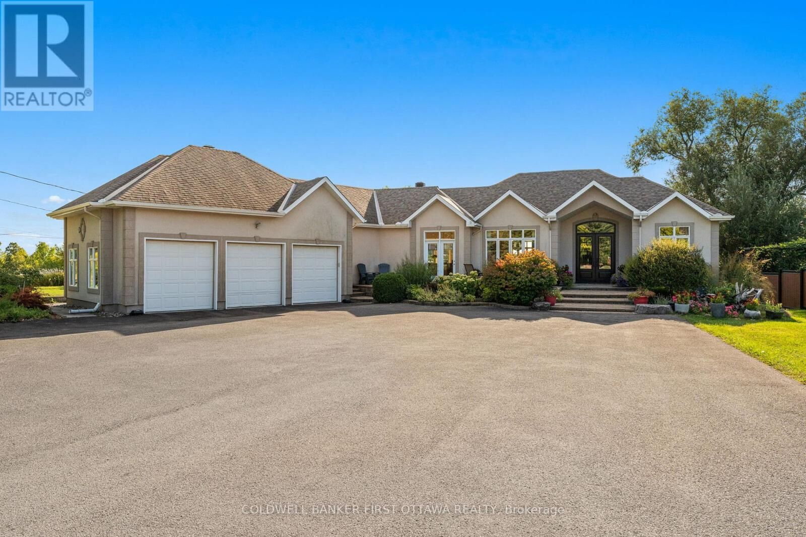 Property Photo: 358 River Road ON K1V 1R8