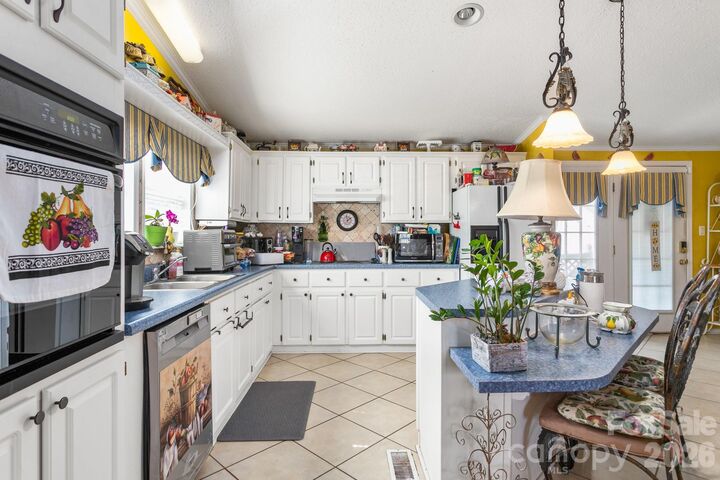 Property Photo: 900 Ingle Street NC 27249