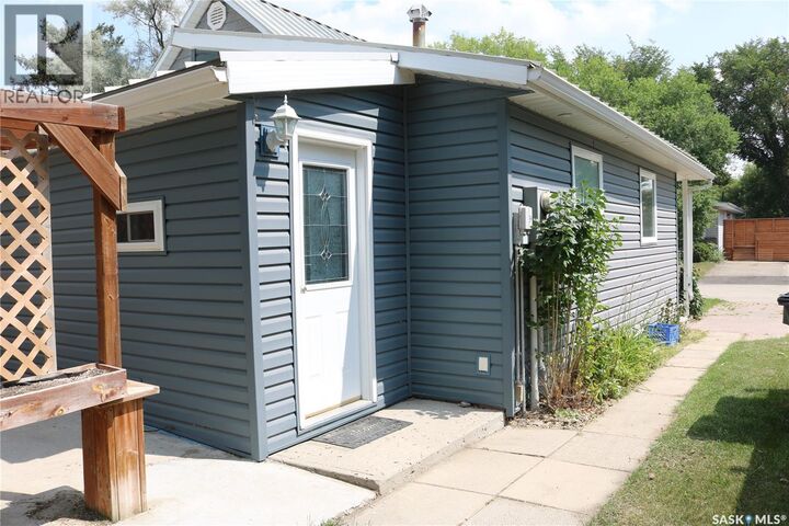 Property Photo:  704 Ogilvie Street  SK S0G 3N0 