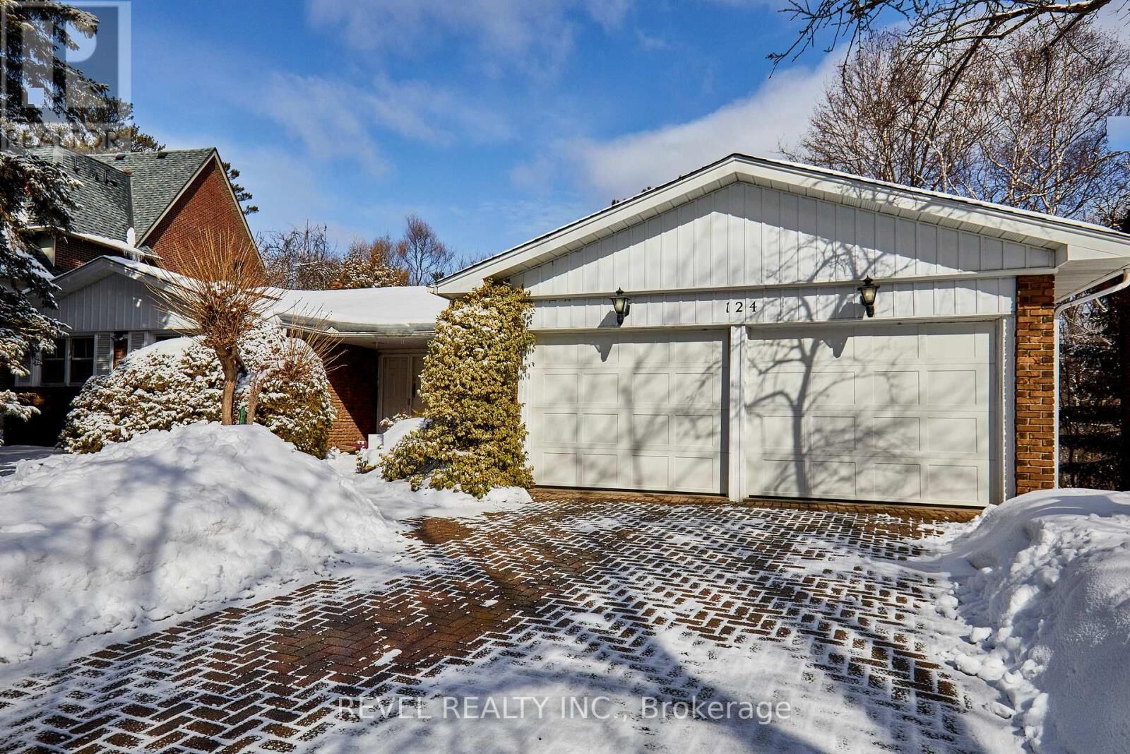 Property Photo: 124 Forest Heights Boulevard ON M2L 2K8