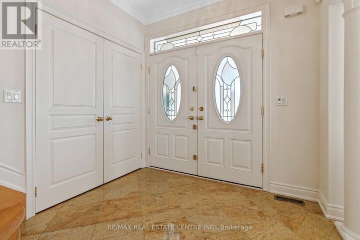 Property Photo:  645 Cranleigh Court  ON L5H 4L4 