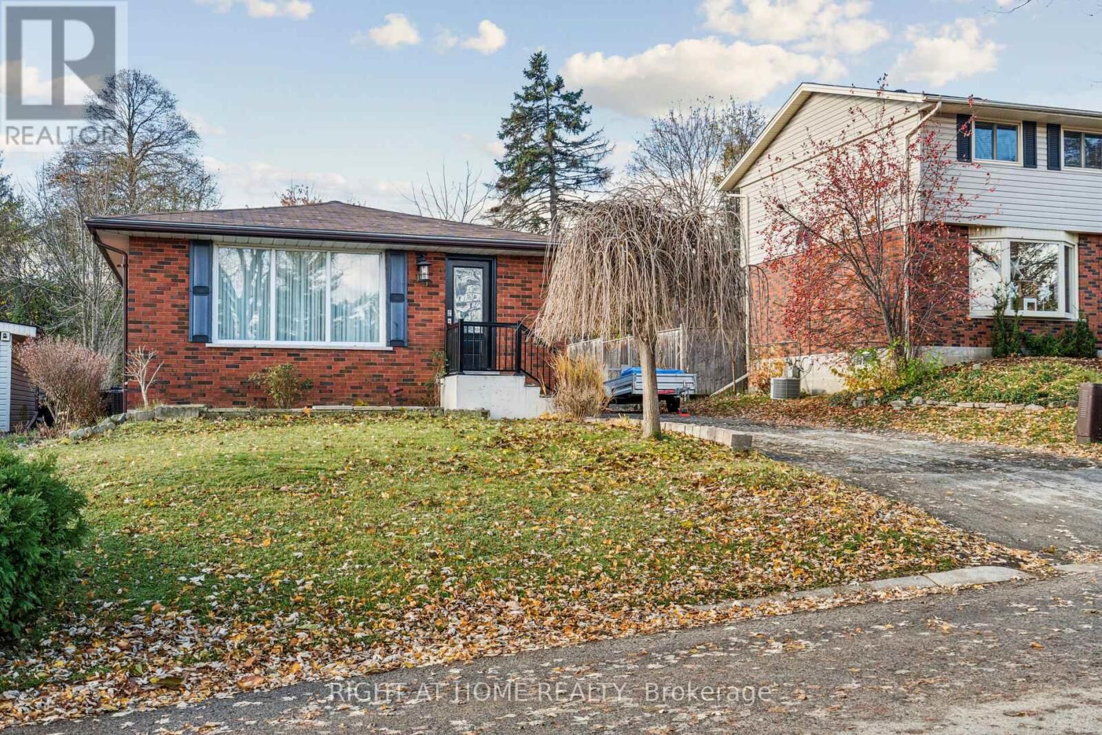 Property Photo:  16 Green Meadow Way  ON L9H 3Z3 