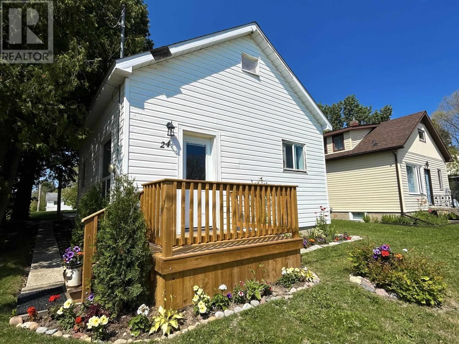 Property Photo:  24 Queen St  ON P8T 1E8 