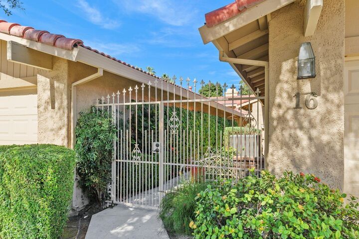 Property Photo:  16 Presidio Place  CA 92260 