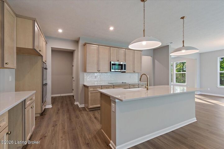 Property Photo:  162 Dayflower Ct  KY 40165 